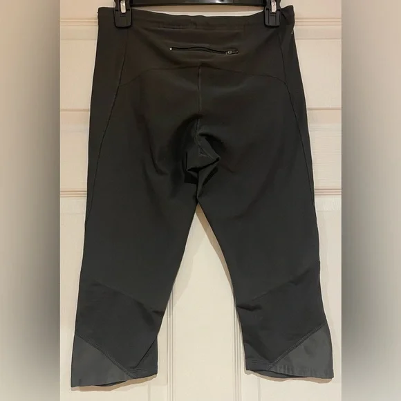 ⭐️3/$15⭐️Nike Charcoal Cropped Leggings - Picture 2 of 10